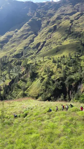 suka naik gunung ? Wajib banget kesini!! #mountainlover #hikingindonesia #naturephotography #beautifuldestinations #outdooradventure   
