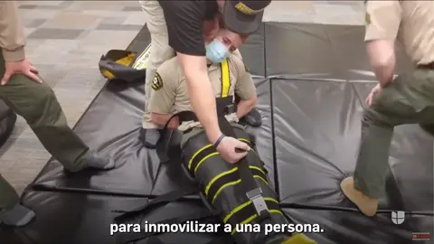 Inmigrante relata el momento en que oficiales lo ataron de pies y manos, lo colocaron en una bolsa y lo transportaron para deportarlo; un hecho que ha generado dudas sobre el uso de wraps para inmovilizar.