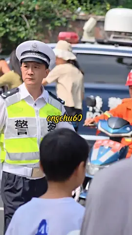 在匆忙的世界里，总有人选择停下脚步去守护他人。 Giữa dòng đời vội vã, có những người chọn đứng lại để bảo vệ bình yên cho tất cả.#xuhuong #trungnienphongdo #trungniendep #ongchu #CapCut 