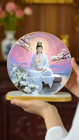 Các mẫu tranh ảnh về mẹ Quan Âm Bồ Tát. Tranh hình tròn có đế đặt lên bàn rất tiện và đẹp. Tranh Quan Âm nhỏ gọn phù hợp đặt bàn làm việc, văn phòng, bàn thờ, rất trang nghiêm và thanh tịnh. #mequanam #tranhdeban #tranhquanam #chiendichnhasangtao #salegiuathang 