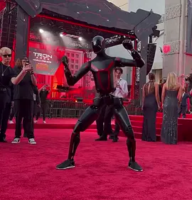 Video shows Optimus executing kung fu stances and playfully provoking the actor. Would you say that’s a red carpet moment we won’t forget? 👀 #tronares #movie #tesla #jaredleto #redcarpet 