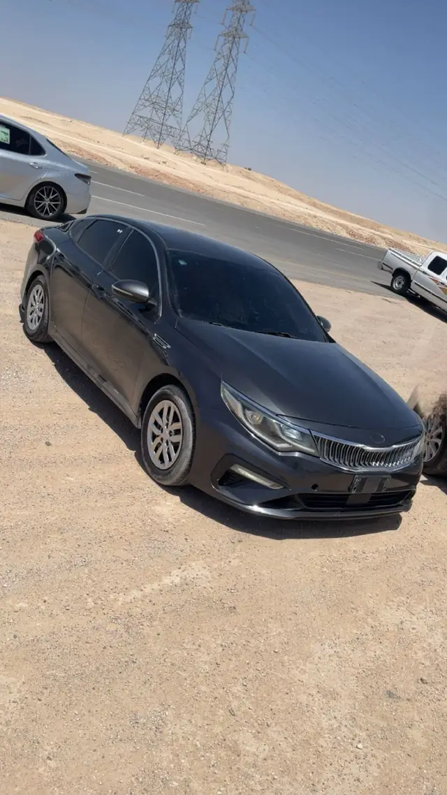 غريب جدا اكتفائي بك  حتى وانت بعيدا عني  لأنني لا استطيع التحدث مع غيرك  ولا يوجد من يشبهك او يشبه حبك  كلماتك صوتك ها أنا وحدي  لايعجبني احد ولا أتقبل الأخرين  لأنهم ليسوا انت.