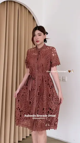 Hohoho 🎅🏻 Why not? ✨🤎🎄 Dress brukat cantik warna coklat ini bisa banget dong pastinya buat melengkapi hari Natal yang spesial 🤎🤎 #outfitinspo #dressbrukat #christmasiscoming #dressbrukatnatal #dresscokelat 