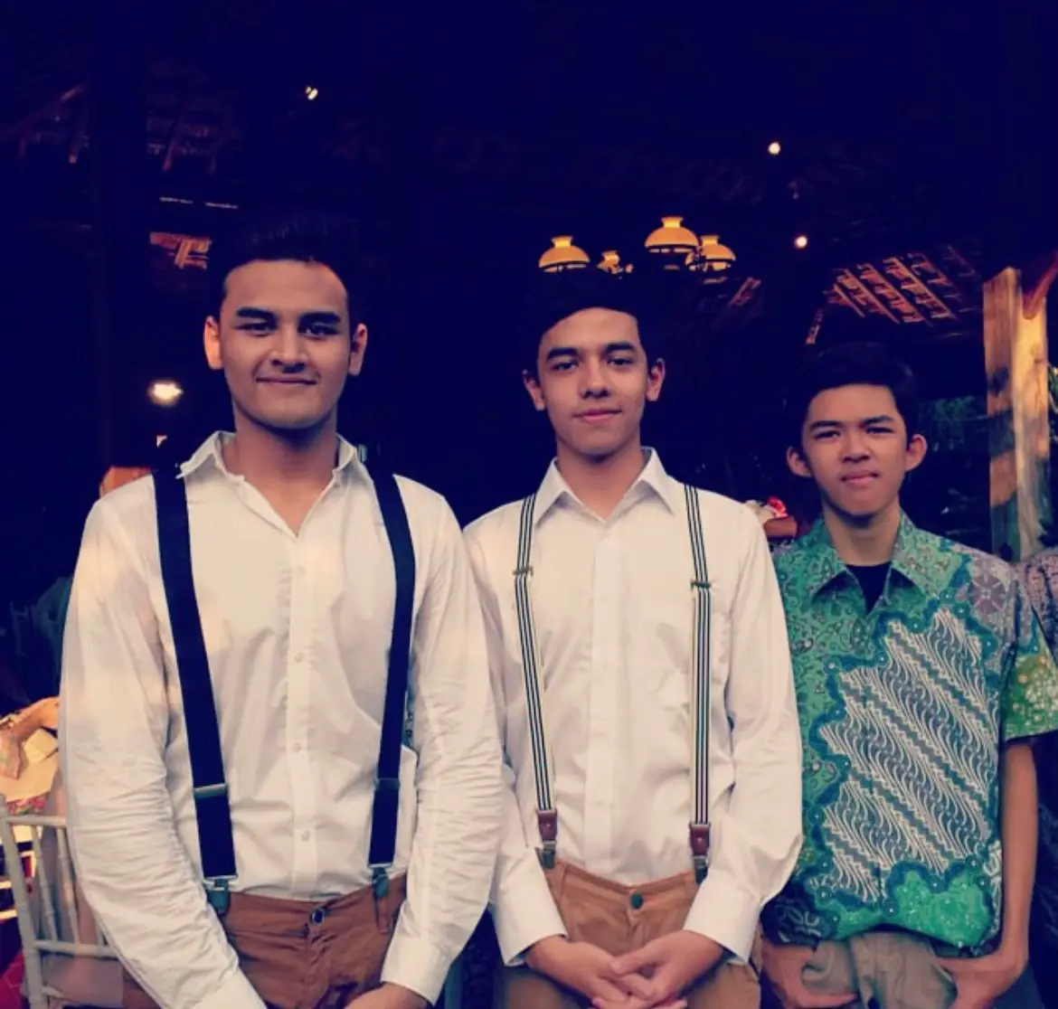 Habis ngumpulin foto teh yaya, terus kepikiran pengen scrolling IG nya io. Izin ya bang @Mario Caesar. Foto dari zaman sekolah, kuliah, host pensi, atlet sepeda dll😍