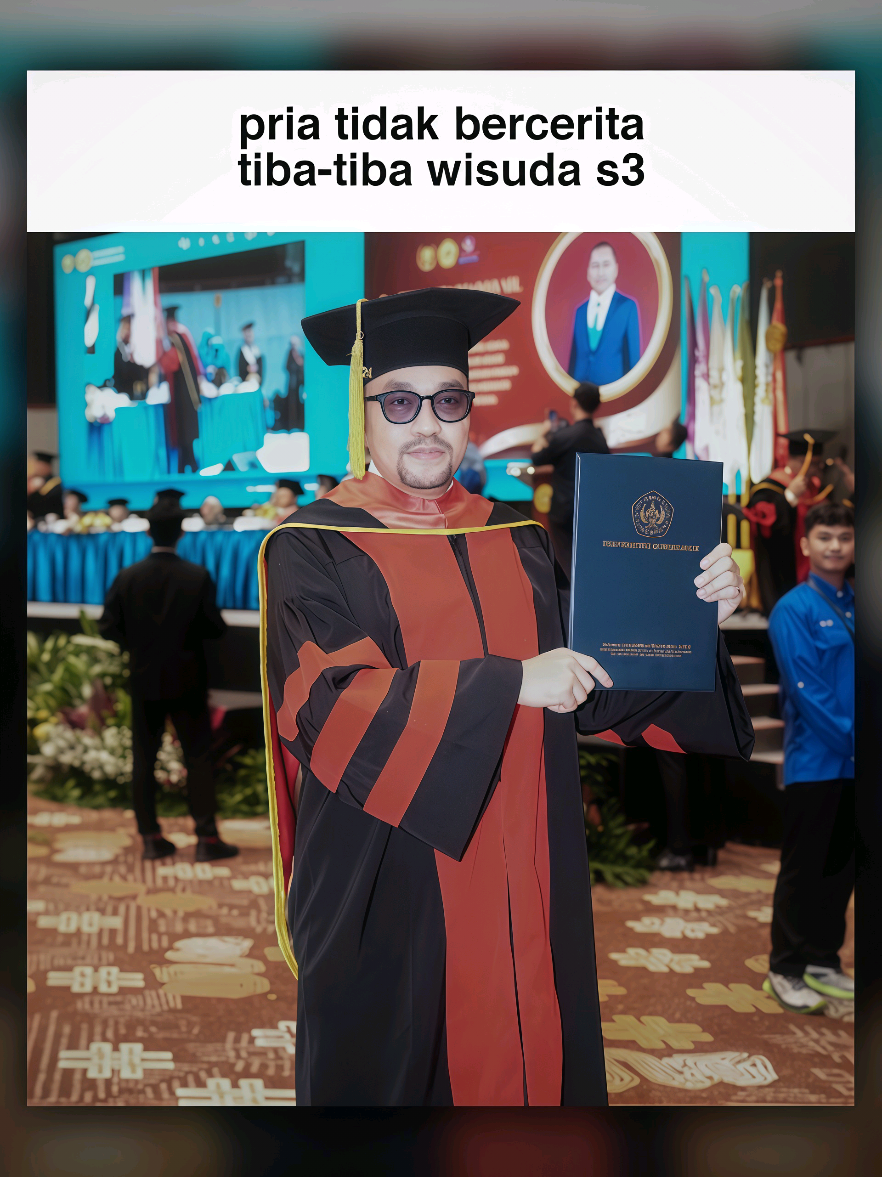 apa ini woi??? tiba-tiba banget nih el enam dapat gelar doctor???? btw wajar kemaren panik flashdisk ilang isinya disertasi toh wkwk #fyp #jj #ahmadsahroni #s3 #doctor 