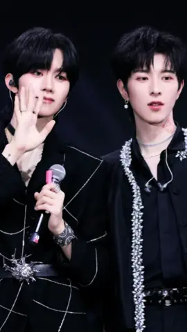 你俩聊得好开心呀～ 定格住每一个开心的瞬间 💜 #eliothuang #kipukaqiu 