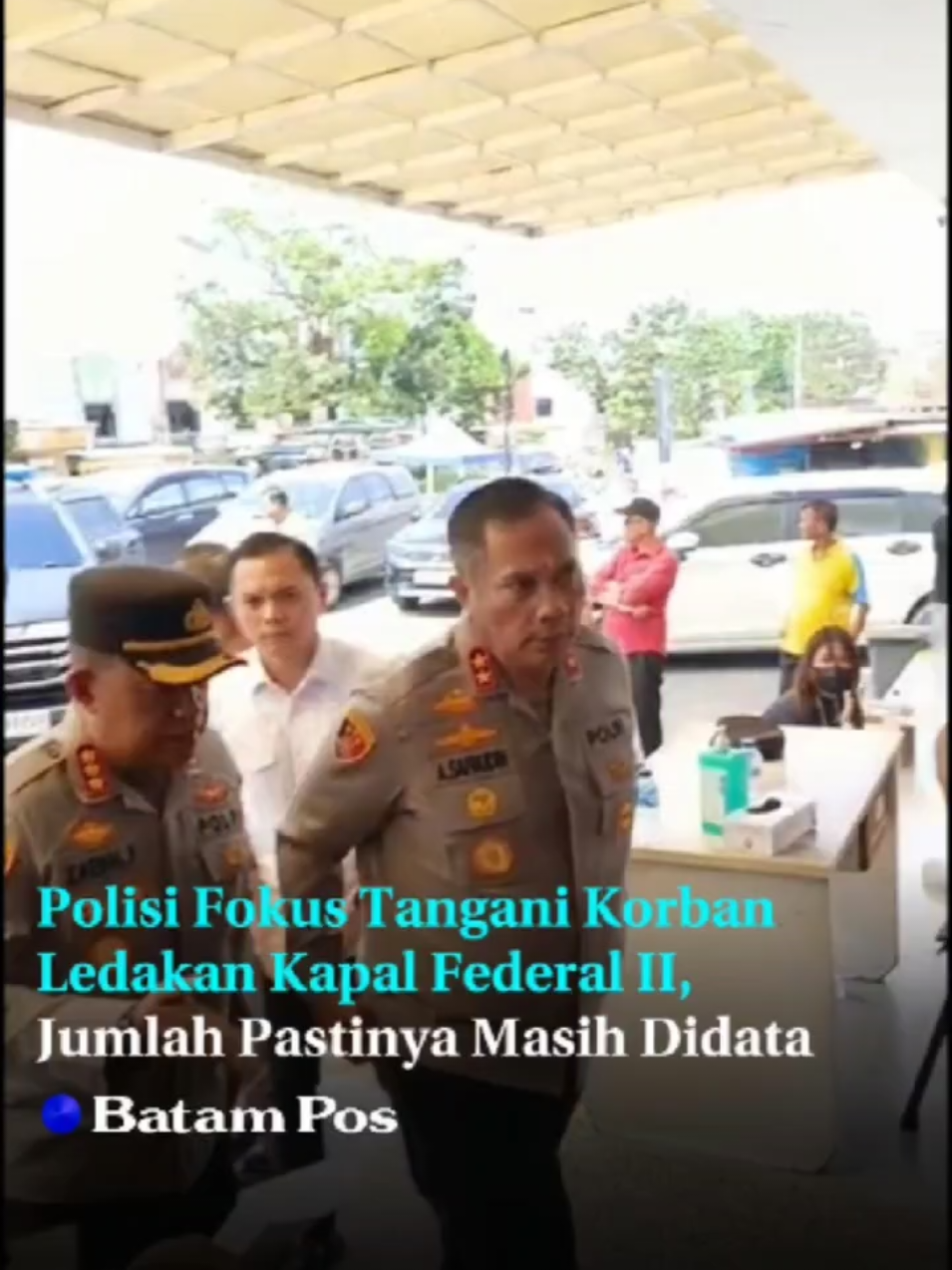 Ledakan maut yang kembali terjadi di kapal Federal II milik PT ASL Shipyard, Tanjunguncang, Batam, Rabu (15/10) dini hari, kini tengah diselidiki intensif oleh Satreskrim Polresta Barelang bersama Polsek Batuaji. Kapal yang sebelumnya juga pernah meledak pada Juni lalu itu kembali menelan korban jiwa. Namun, hingga Rabu pagi, jumlah pasti korban meninggal dan luka-luka masih dalam proses pendataan. Kapolresta Barelang Kombes Pol Zaenal Arifin mengatakan pihaknya masih melakukan penyelidikan di lapangan untuk memastikan seluruh korban teridentifikasi dengan baik. “Anggota masih melakukan penyelidikan di lapangan,” ujarnya saat dikonfirmasi. Zaenal menyebut olah TKP juga dilakukan bersamaan dengan proses evakuasi korban yang masih berlangsung di area galangan kapal. Menurut Zaenal, fokus utama pihak kepolisian saat ini adalah pada penanganan korban jiwa dan mereka yang mengalami luka berat maupun ringan. “Kita saat ini masih fokus ke korban yang terluka, termasuk memastikan penanganan medisnya berjalan maksimal,” ucapnya. Meski belum merinci jumlah korban secara pasti, Zaenal memastikan tim gabungan terus melakukan koordinasi dengan pihak rumah sakit dan manajemen perusahaan untuk memperbarui data korban secara akurat. Proses identifikasi dilakukan secara hati-hati mengingat sebagian korban mengalami luka bakar serius. Ledakan di kapal Federal II ini menjadi tragedi kedua dalam empat bulan terakhir. Kasus ini menimbulkan perhatian besar publik dan mendorong aparat untuk menyelidiki apakah terdapat kelalaian dalam prosedur keselamatan kerja di galangan kapal tersebut. Hasil penyelidikan resmi dari tim Labfor dan Polresta Barelang kini sangat dinantikan untuk mengungkap penyebab pasti kejadian tragis ini. Reporter video : Eusebius Sara  Editor: Gabriel #breakingnews #kapalmeledaak #PTASL #tanjunguncang #batam 