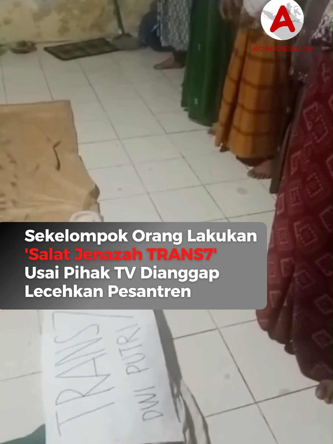 Sekelompok orang yang disebut Jamiyah Jaosan Karangampel, Indramayu melakukan 'Salat Jenazah Trans7'. Perlakuan ini disebut sebagai aksi protes ke pihak stasiun TV usai dianggap melecehkan pondok pesantren melalui program Xpose Uncensored beberapa waktu yang lalu. Dalam keterangan di akun tersebut, Trans7 dianggap mereka sudah m*ti  usai tudingan hinaan tersebut. Di video tersebut juga terlihat nama Dwi Putri yang disebut sebagai presenter di Trans7  menjadi bagian 'Salat Jenazah' tersebut. Padahal, Trans7 sendiri sudah resmi meminta maaf atas kelalaian mereka. Namun, gelombang protes terutama dari kalangan ponpes atau santri masih terjadi diberbagai daerah. Bagaimana menurut Anda? Follow terus @ayoindonesiacom #Trans7 #XposeUncensored #ponpes