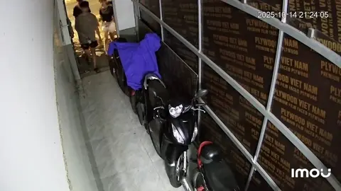 Góc cảnh giác!!! Ở Hoà Minh Đà Nẵng tối qua Có 3 bạn không biết là sinh viên hay đi làm, đi vào dãy trọ mình rất tự nhiên, hành động như kiểm ra hục xe xem có đồ gì hay k, lên gom lấy sửa rửa mặt và đổi dép trong dãy trọ rồi quay ra, đi trong tay có xách tay 1 túi y kiểu đựng đồ.  Mấy bạn ở trọ cảnh giác ạ! #xuhuomg #danang 