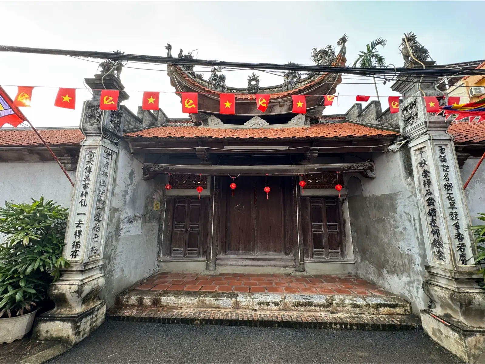 Miếu Ban còn có tên chữ là “Dục Linh Từ” nằm ở phía tây Đền Thượng, trên đất giáp Ban xưa, nay thuộc thôn Phù Đổng 1, Phù Đổng, Hà Nội. Trong miếu thờ mẹ Thánh Gióng. Tương truyền đây là nơi Thánh Gióng ra đời, vốn thuộc rừng Trại Nòn nên có tên cổ là Miếu Trại Nòn, miếu được xây dựng vào cuối thế kỉ XIX. Sau miếu là giếng Bát Nhũ Trì, giữa giếng nổi lên một hòn đất nhỏ bằng phẳng, chính là nơi Gióng được sinh ra, cắt rốn bằng liềm đá, tắm trong thống đá và được mẹ đặt trên sập đá.  #vietnam #phudong #hoigiong #vanhoa #hanoi 