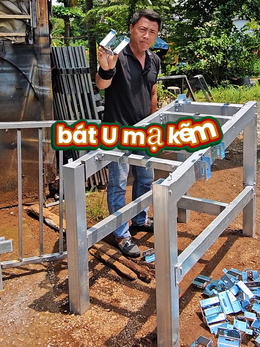 đây là sản phẩm bát u sắt mạ kẽm . Pát u sắt liên kết sàn và mái nhà tiền chế . mình chế ra sản phẩm bát u này mục đích để anh em cơ khí và để mội người có được cái vật tư thi công dể dàng hơn . nhàn hơn không cần phải hàn . khớp nói liên kết bằng bat u sắt mạ kẽm này là 1 giải pháp thi công nhanh gọn lẹ . giúp tiết kiệm thời gian và chi phí nhân công .  #batulapghep #sanlapghep #usatlapghep #khopnoisat #batusat 