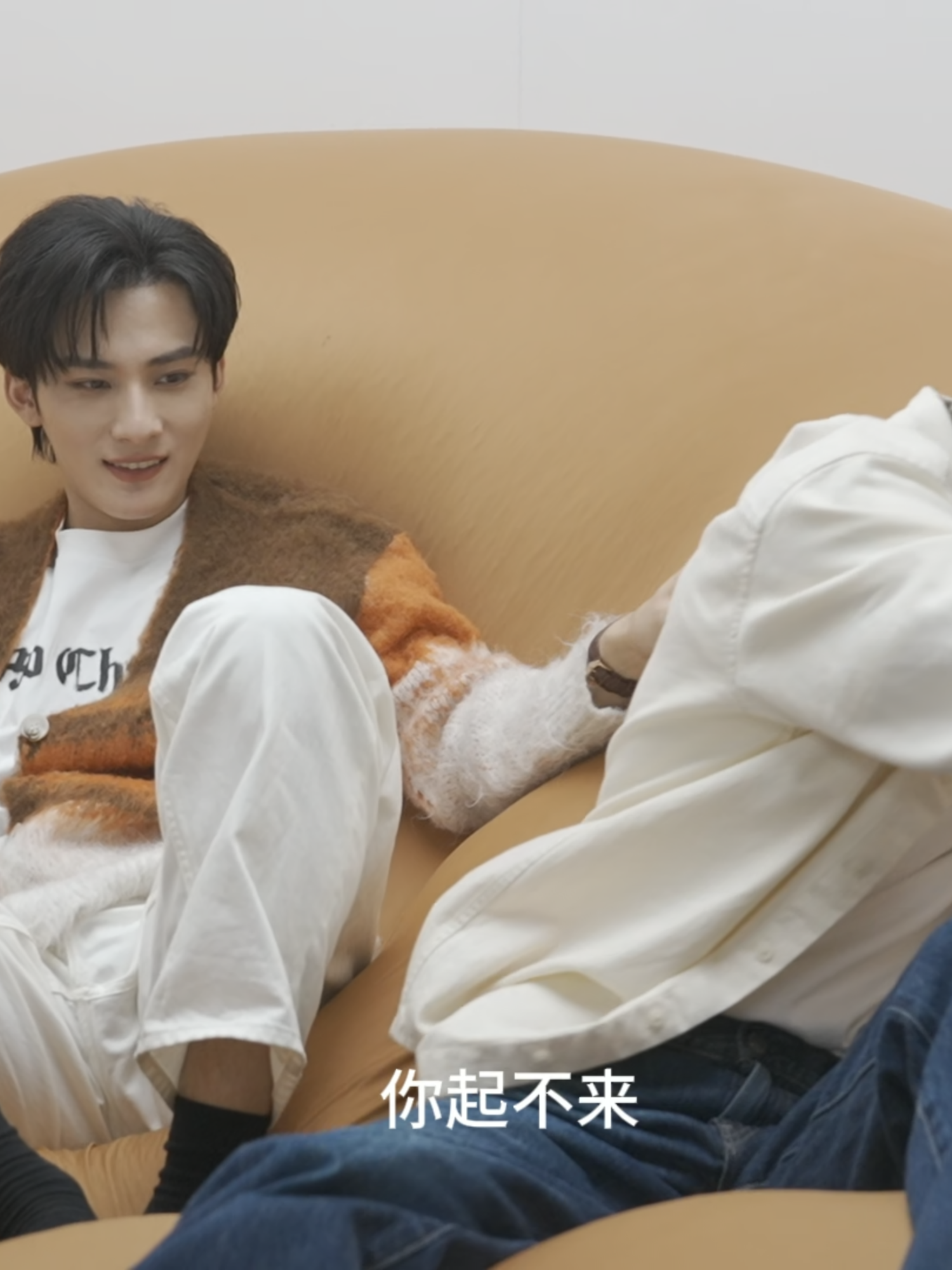 【长花絮BTS】垂涎ABO Desire|狼兔：陷進去了（指沙發） #ABODesire #DesireTheSeries  Lang&Tu: I'm stuck (referring to the sofa). 持续放送中，股东不散场🎉🎉 Ongoing distribution, shareholders are not leaving. 🎉🎉 #垂涎 #ABODesire #abodesire #desiretheseries #desire #Desire #nongjian #omegaverse #bl #abo #ABO #boyslove #drama #dramaseries #blseries #bts #behindthescene