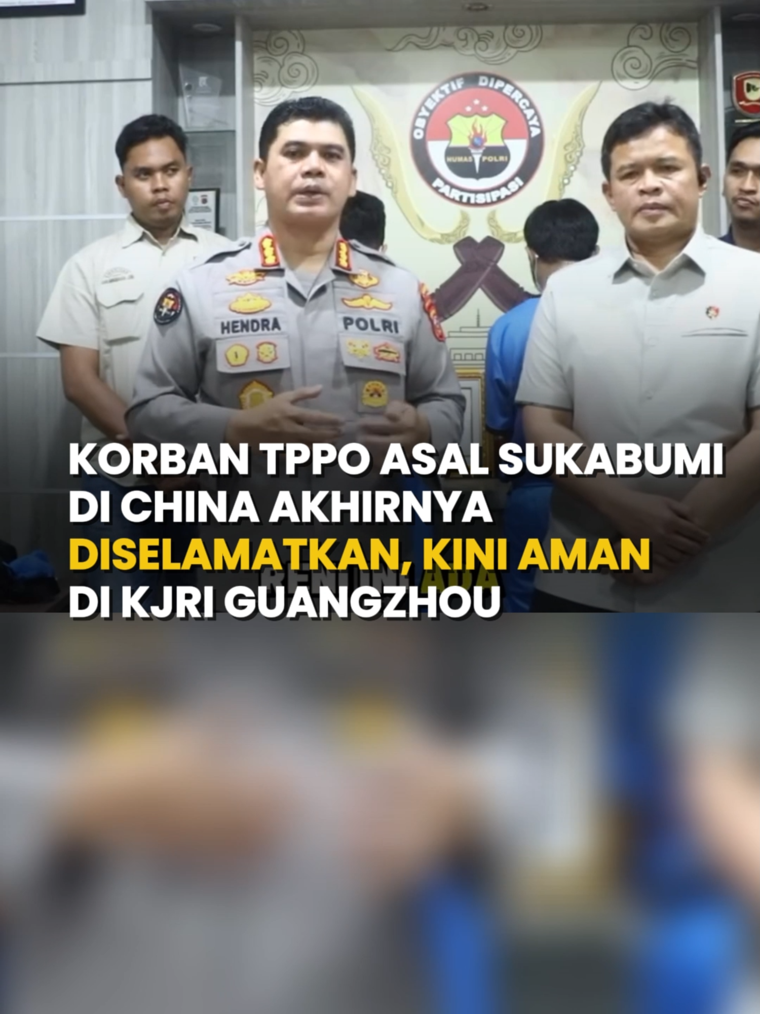 Kabar terbaru kasus dugaan tindak pidana perdagangan orang (TPPO) yang menimpa RR (23 tahun), wanita asal Kecamatan Cisaat, Kabupaten Sukabumi. Korban berhasil dievakuasi dan kini berada di shelter Konsulat Jenderal Republik Indonesia (KJRI) Guangzhou, China. Dalam video daring bersama Polda Jawa Barat dan pihak keluarga, Selasa (14/10/2025), RR menyampaikan bahwa dirinya dalam kondisi baik, sehat, dan merasa aman setelah dijemput oleh pihak KJRI. Konjen KJRI Guangzhou, Ben Perkasa Drajat, juga memastikan kondisi korban dalam keadaan sehat. “RR tampak sehat, gemuk, tersenyum, dan secara fisik tidak ada satu goresan pun di tubuhnya,” ujar Ben dikutip dari rilis Humas Polda Jabar, Rabu (15/10/2025). Ben menambahkan, pihaknya tengah membantu proses pengajuan perceraian RR dari suaminya yang merupakan warga negara China. Proses pemulangan korban ke Indonesia diperkirakan memakan waktu sekitar satu bulan, menunggu rampungnya administrasi perceraian tersebut. Ia pun berjanji akan mengantar langsung RR pulang ke kampung halamannya di Sukabumi. Sementara itu, Kabid Humas Polda Jabar Kombes Pol Hendra Rochmawan menjelaskan, pengungkapan kasus ini berawal dari laporan polisi nomor LP/B/451/IX/2025/SPKT/POLRES SUKABUMI KOTA/POLDA JAWA BARAT tertanggal 9 September 2025. Baca selengkapnya di www.sukabumiupdate.com Redaktur : Denis Febrian Video Editor : Zidan #sukabumiupdatecom #sukabumi #kotasukabumi #kabupatensukabumi #KorbanTPPOchina #TPPOdichina #wanitasukabumi #PoldaJabar #KJRIGuanghou #TindakPidanaPerdaganganOrang