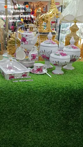 Paket terdiri 👇 1 set 3 p pcs toples kedap    udara (Diameter 15 Cm, tinggi    31 cm, 28 Cm, 25 cm)  1 tea set + rak terdiri dari 👇    (6 pcs cangkir, 6 pcs piring    tatakan, 6 pcs sendok, 1 Rak,     1 teko dan tutupnya)  1 pcs wadah saji tutup akrilik    (diameter 29cmx16cmX5cm)    bahan dari:keramik berkualitas #fyp #fiorenza #perabotanrumahtangga #dekorasirumah #perabotandapur 