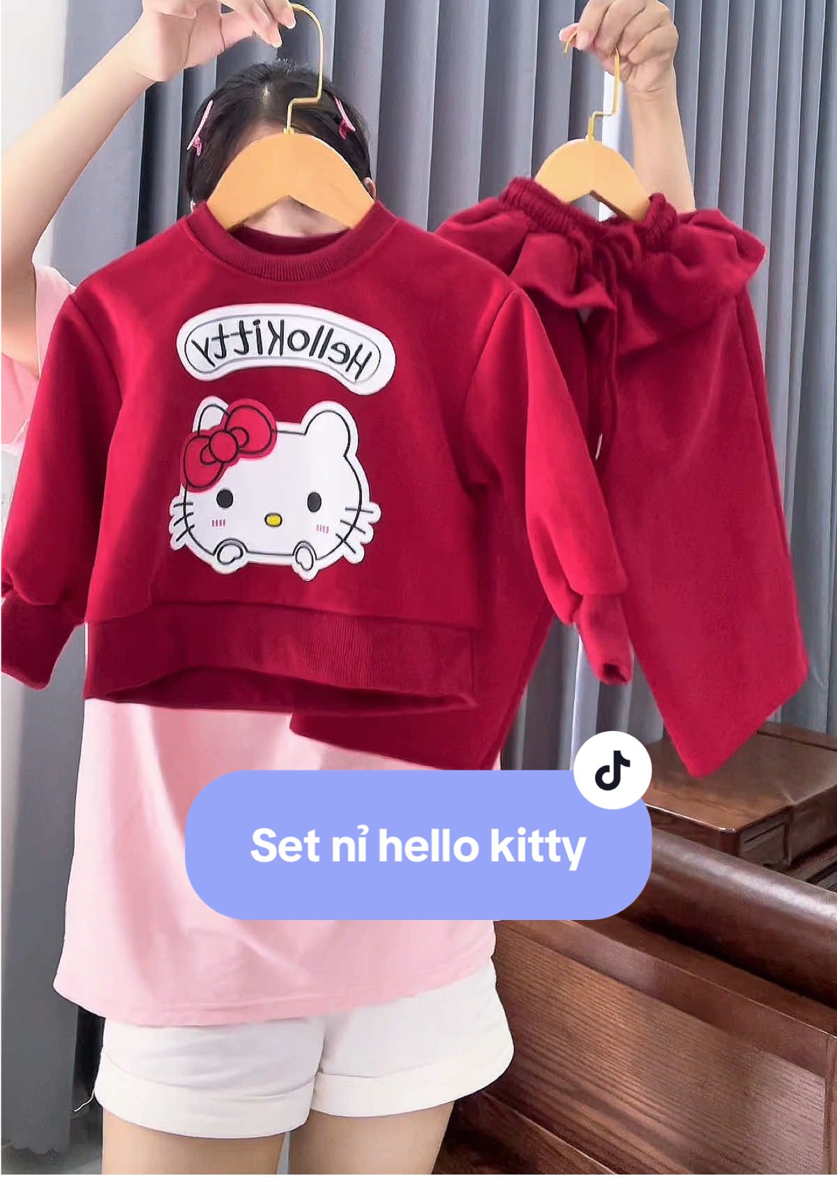 Bộ Hello Kitty đỏ siêu cưng cho bé gái 💕 Chất nỉ bông mềm ấm – mặc lên là mê liền 😍 Hàng đang cháy size, mẹ nào nhanh tay là còn kịp nhaaa 💨 #dochobe #hellokitty #thudongchobe #thoitrangchobe #mevabe   