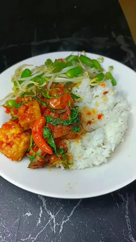 mari makan gaiiiiiiss 🤩  ayam sambal kemangi+ sayur tumis tauge buncis  mantul banget 👍 menu kali ini,#masakansimple #masakanrumahan #lapar #mukbang 