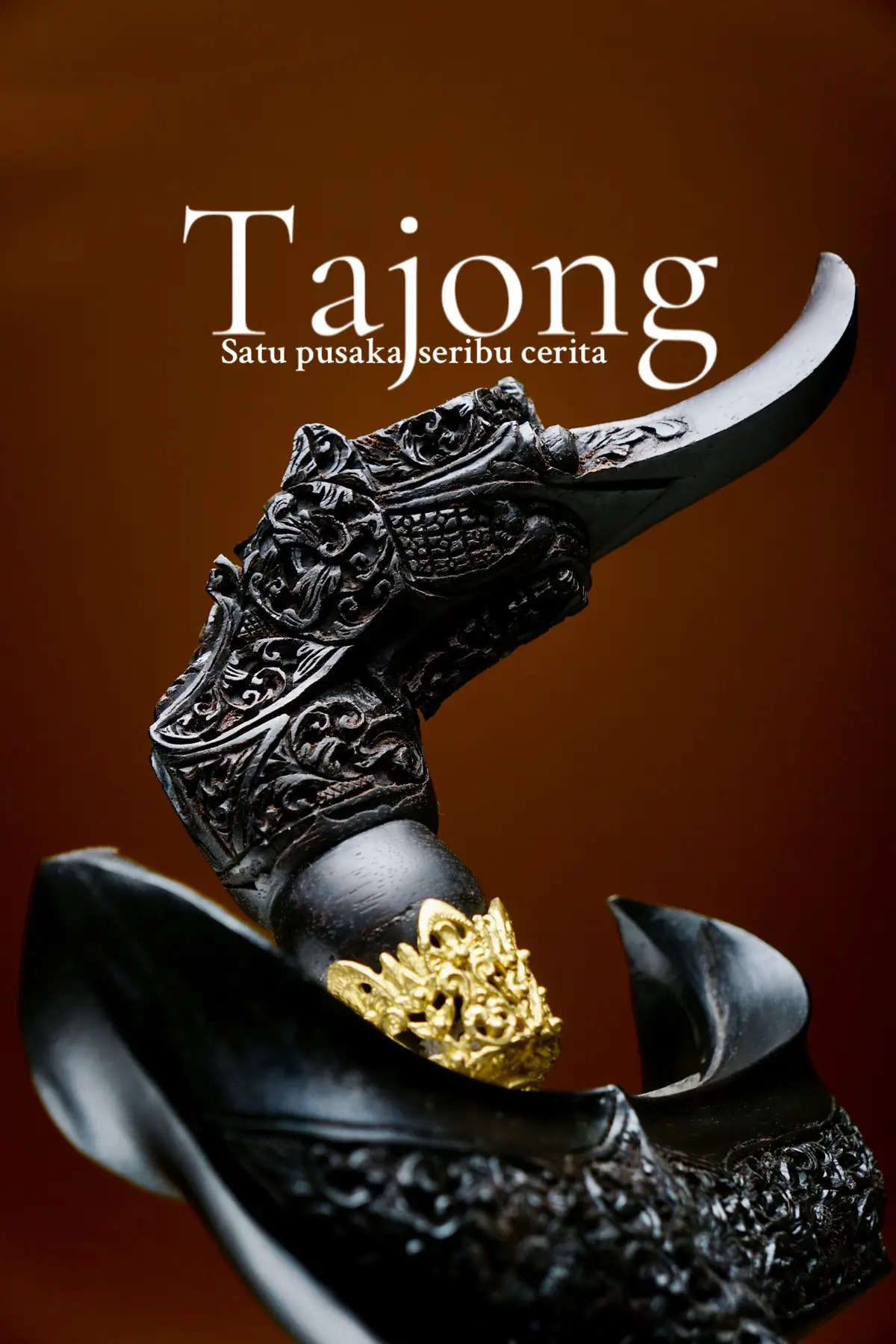 Ringkasan. Dari pantai Patani ke istana Kelantan. keris Tajong menyimpan ukiran, mitos dan maruah.  Keris Tajong (juga dieja tajung / tajong) adalah bentuk keris yang jarang ditemui, dikaitkan dengan kawasan Patani ~ Kelantan (Pantai Timur Semenanjung Melayu / Selatan Thailand).  Ia terkenal kerana hulu (pegangan) yang berzoomorfik, berbentuk kepala burung/garuda atau makhluk mitos dan estetika ukiran kayu yang halus. Ia sering dianggap sebagai barang berkepentingan istana atau pahlawan di negeri-negeri utara. Kajian etnografi dan koleksi muzium menunjukkan keris Tajong berkembang daripada pengaruh Jawa lama (garuda/ikon Hindu) tetapi menyesuaikan imejnya apabila Islam dan budaya tempatan menguasai rantau ini.   Secara tradisi, pembuat (pengukir hulu) dan pembuat bilah di rantau Kelantan ~ Patani memberi fokus kepada nilai simbolik, hulu sebagai lambang status, identiti etnik, dan sambungan kepada mitos tempatan.  Tarikh anggaran wujudnya bentuk ini biasanya diletakkan dari era pra-Islam hingga abad ke-19, bentuk yang terus berkembang dan dipelihara dalam istana dan keluarga bangsawan. Rujukan : National Heritage Board — Roots.sg, “Keris Tajong” (koleksi muzium & penjelasan ringkas). Nadirah Mohd Amin (2001), “Kesenian hulu keris Tajong” — Tesis Universiti Teknologi MARA (UiTM). Asian Civilisations Museum / Michael Backman Ltd. (koleksi & deskripsi objek Patani Kris Tajong). #sejarah #keris #melayu #budaya #busana 