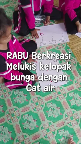 ✨Kegiatan Seru Hari Rabu, 15 Oktober 2025✨ Anak-anak PAUD KB NURUSSA’ADAH hari ini berkreasi membuat kelopak bunga dengan cat air, lalu menempel sesuai angka yang tertera di pot bunga 🌸🎨 Melalui kegiatan ini, anak-anak belajar: 🌼 Mengenal dan membedakan angka 🌼 Melatih motorik halus melalui kegiatan mewarnai dan menempel 🌼 Menumbuhkan kreativitas serta kesabaran dalam berkarya Belajar sambil bermain, seru dan menyenangkan! 💕 #PAUDNurussaadah #nurlia_2  #BelajarSambilBermain #AnakCeria #KreativitasAnak  