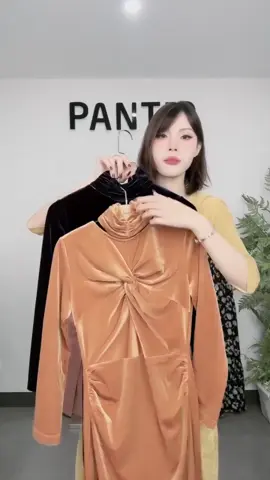 Diện đầm nhung PANTIO này, che bụng dưới cực đỉnh! Màu xanh than và nâu tây giúp tôn da, lại rất dễ phối đồ.