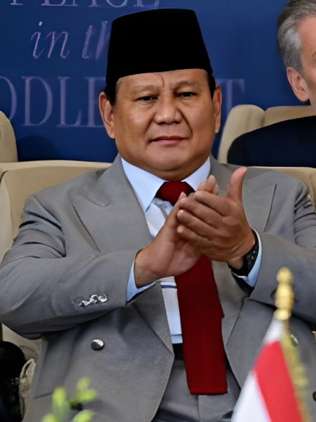 Kerap dituduh sebagai penghianat bangsa ternyata begitu dalam rasa cinta Presiden Prabowo terhadap bangsa dan negara. Inilah momen Presiden Republik Indonesia, Prabowo Subianto mencari bendera merah putih saat menghadiri Konferensi Tingkat Tinggi (KTT) Perdamaian Sharm El-Sheikh yang digelar di International Congress Centre, Sharm El-Sheikh, Republik Arab Mesir, pada Senin, 13 Oktober 2025.  Rasa nasionalisme yang tinggi membuat presiden Prabowo mencari dan menyakinkan kehadiran bendera merah putih, seolah ingin kehormatan bangsa terwakili sempurna di kancah internasional. #fyp #prabowogemoy #prabowo #prabowopresiden2024 #prabowosubianto 