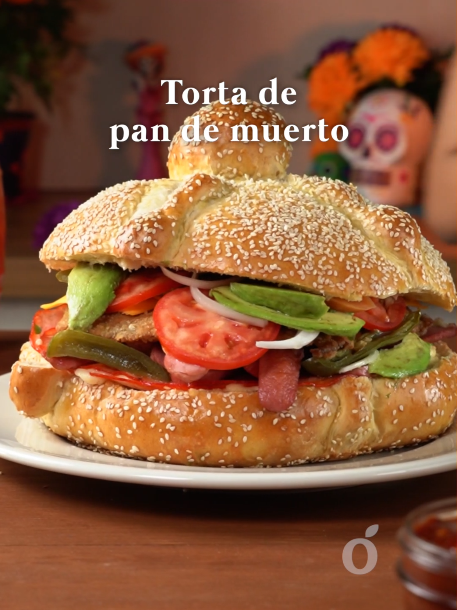 Entre aromas de flor y copal, la torta de pan de muerto ha llegado para conquistar tu altar. 💛💀 Ingredientes: 1 taza de agua 1/4 taza de azúcar mascabado 4 tazas de harina 1 sobre de levadura 1 cucharadita de sal 2 cucharadas de Mayonesa Limones McCormick® ajonjolí al gusto 2 carnes de res para milanesa, empanizadas y fritas 2 rebanadas de pierna de cerdo, fritas huevo al gusto, con chorizo salchicha al gusto, frito queso amarillo al gusto quesillo al gusto Mayonesa Limones McCormick® al gusto jitomate al gusto, en rodajas cebolla al gusto, fileteada chile chipotle adobado al gusto aguacate al gusto @tito_elelotito #pandemuerto #torta #recetasfaciles #recetas