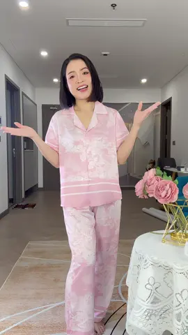 Trời tối mà còn lên được sáng cỡ này, khuôn mặt cũng được tôn da theo nha chị em ơi. Mặc bộ này sang quá đi thôi!! #TikTokAwardsVN #thaophamlivestream #thoitrangnu #pijama #bodomacnha 
