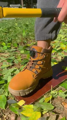 A pair of safety, puncture-proof and anti-slip safety shoes is very comfortable to wear on the feet.#mensshoes #workshoes #safeshoes #tiktokshop #menshoes 