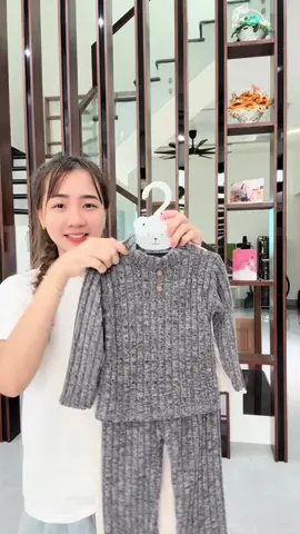 Bộ len lông thỏ cho bé . Mặc thích lắm nha mấy chị ơi #quanaotreem #bolenlongtho #thoitrangtreem #quanaothudongchobe #mevabe  @Tươi Không Héo ☘️☺️ 
