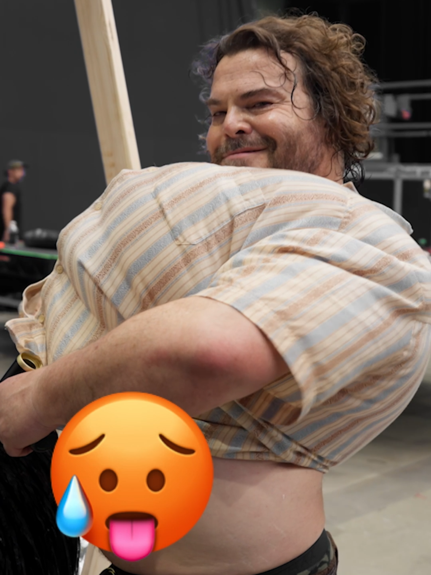 Siapa yang akhir-akhir ini ngerasa PUANAS BENER, ya! Sama kayak Jack Black dan Paul Rudd, tapi mereka ngebuktiin mampu menghadapi panasnya hutan belantara 😂🌴 Tonton videonya, saat duo ikonik ini, berusaha ngadem saat syuting Anaconda 🐍🔥 #AnacondaMovieID #AnacondaMovie