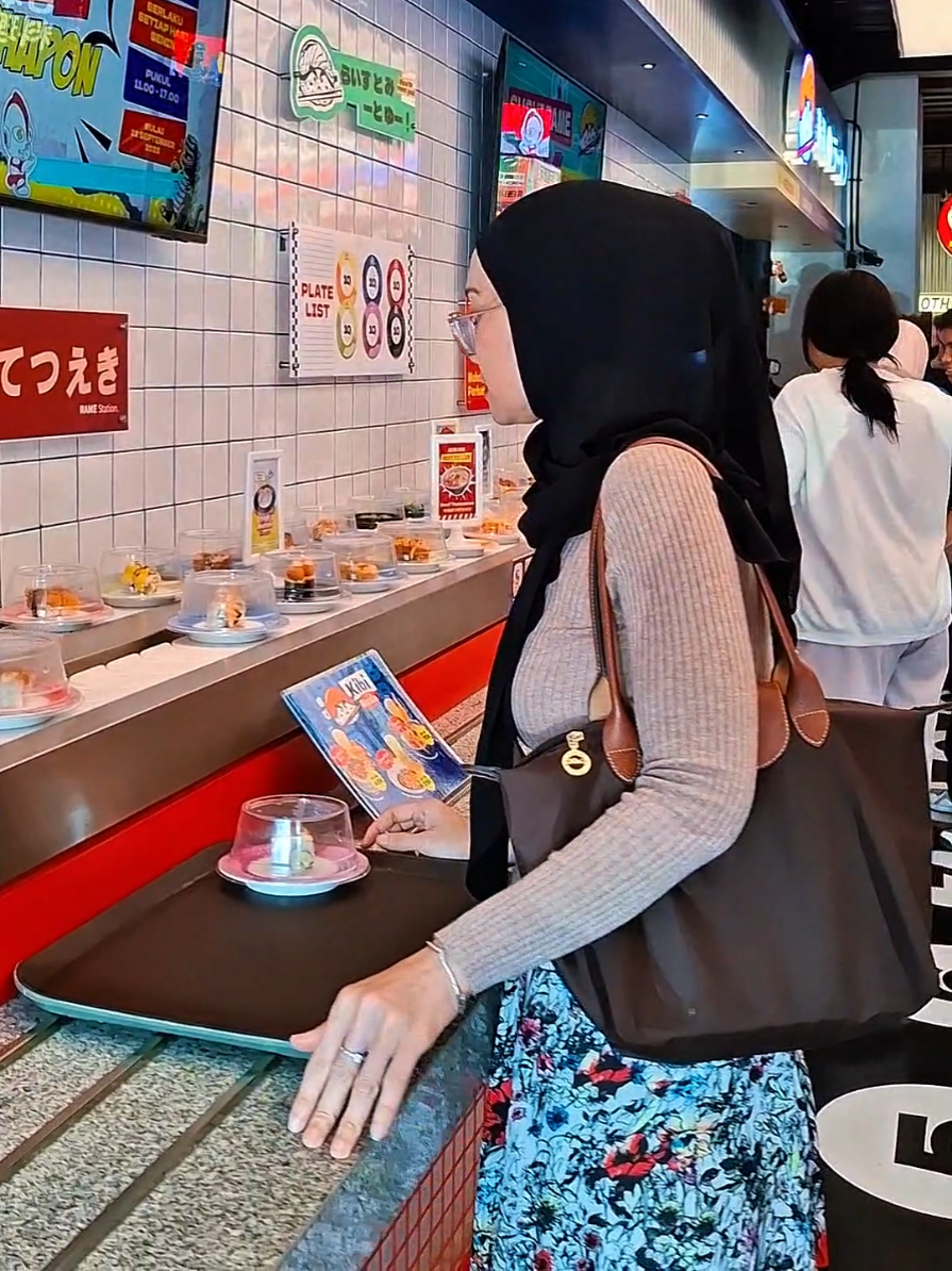 Selera anak bujang hhmmm ngajak makan siang #sushi #sushirame  Murah dan enak