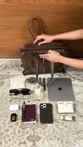 Here’s what can fit in Chara Bag Large. Would you get it? 👀 @cekhas #rekomendasisepatuwanita #localbrand 