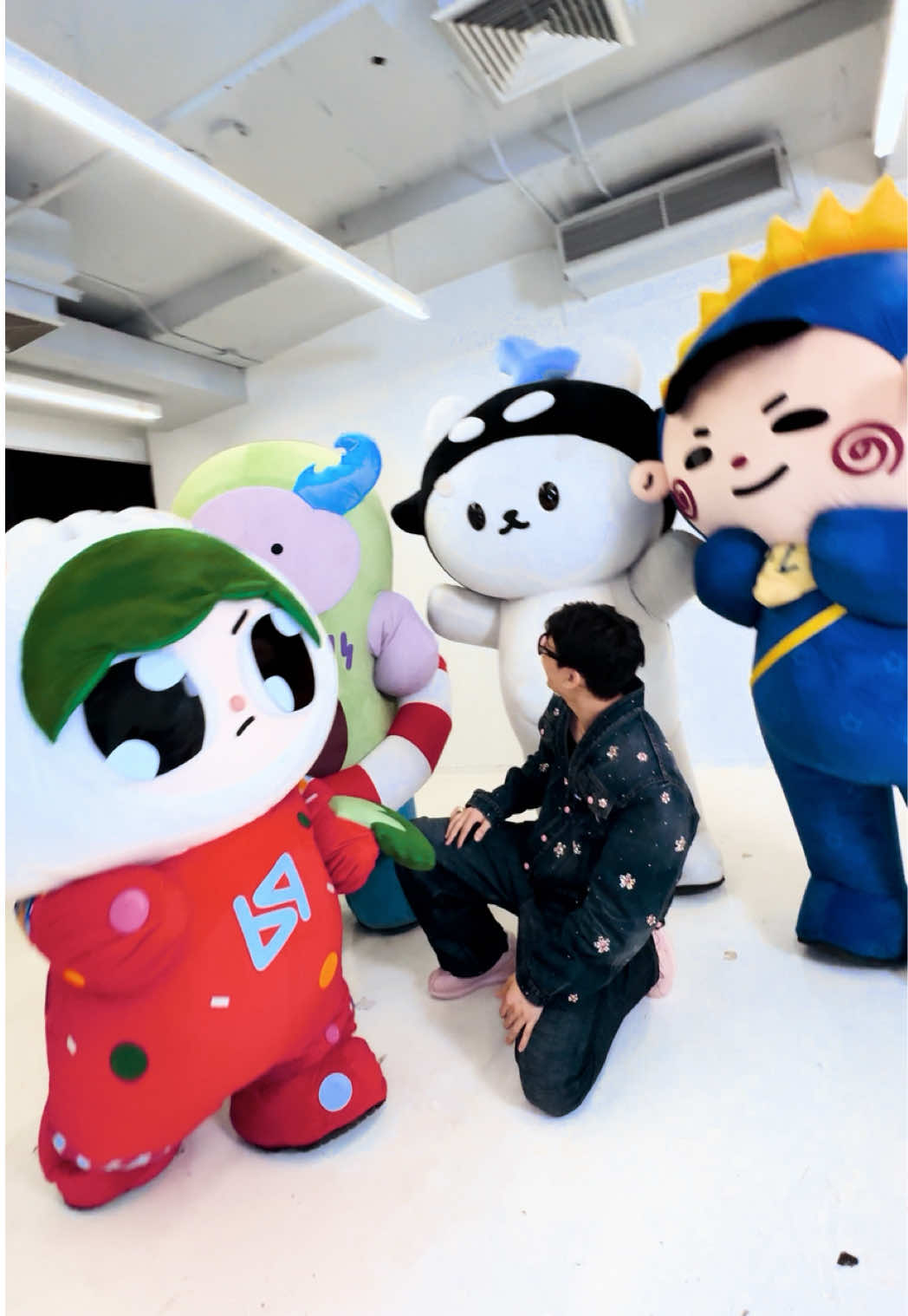 𝙒𝙊𝙉𝘿𝙀𝙍𝙄𝙉𝙂 with #POLCASAN 🐻‍❄️ #AVOCEAN 🥑 #JUMMO 🐧 #PAODY 🐰 #BamBam  @POLCASAN  @AVOCEAN  @JUMMO  @PAODY  @paody.gmmtv