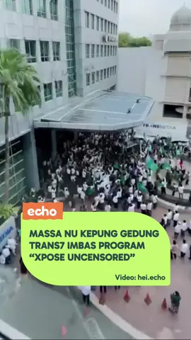 Ulama (NU) dan para santri hari ini mengepung gedung Trans7 di Jakarta. Aksi ini merupakan bentuk protes keras terhadap tayangan Xpose Uncensored yang dinilai telah melecehkan martabat kiai dan mencoreng marwah pesantren. Mereka membawa berbagai spanduk dan menyerukan agar pihak Trans7 meminta maaf secara terbuka. Tak hanya itu, massa juga menuntut agar direksi yang bertanggung jawab atas penayangan program tersebut diproses secara hukum. Aksi ini menandai kegelisahan publik atas etika penyiaran di media arus utama, terutama ketika menyangkut simbol dan tokoh agama yang sangat dihormati.☝🏻 #echo #mendadaknews #yourpopculturebestie 
