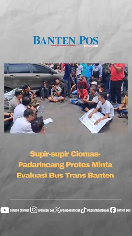 Ratusan supir angkot dari beberapa kabupaten kota di Provinsi Banten menggelar aksi demonstrasi di depan Kawasan Pusat Pemerintahan Provinsi Banten (KP3B). Aksi itu mendesak Pemprov Banten untuk mengevaluasi transportasi umum Trans Banten yang mulai aktif 4 Oktober 2025 lalu. Hal itu lantaran dengan adanya Trans Banten, pendapatan para supir menjadi merosot tajam. - - #supirtransportasi #protestransportasi #bustransbanten #kotaserang #bantenpos 