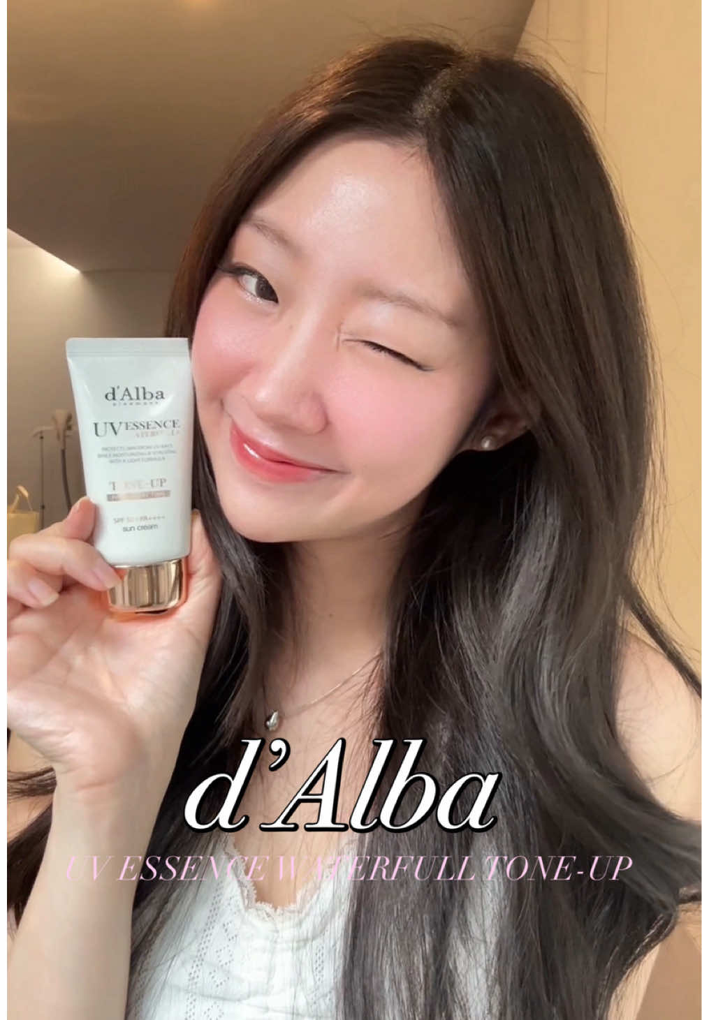 Glass skin make up look ยกมงให้ d’Alba UV ESSENCE WATERFULL+ TONE-UP ตัวนี้ให้ผิวโกลว์ดูสุขภาพดี ชอบที่เป็นโทนอัพที่ทาแล้วไม่ต้องกลัววอกเลย💘 @d'Alba Thailand  #dalbathailand #ดัลบา #กันแดดโทนอัพ #รีวิวสกินแคร์ #รีวิวบิวตี้ #ใช้ดีบอกต่อ 