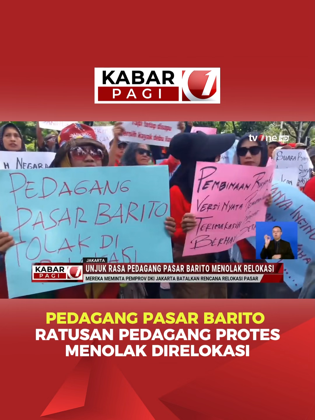 📌 Ratusan pedagang Pasar Hewan Barito, Jakarta Selatan, menggelar aksi di depan Balai Kota menolak relokasi ke kawasan Lenteng Agung. Mereka khawatir kehilangan pelanggan dan menyatakan pasar Barito sudah menjadi ikon burung terbesar di Jakarta Selatan. Massa membawa spanduk dan atribut, menegaskan penolakan atas rencana Pemprov Jakarta yang dianggap merugikan pedagang yang sudah berdagang puluhan tahun. Pemprov Jakarta hingga kini belum menanggapi tuntutan pedagang secara rinci. Situasi tetap kondusif dengan pengawasan aparat di lokasi. 📡 Pantau terus tvOne untuk update perkembangan aksi pedagang Pasar Barito. #BreakingNews #PasarBarito #RelokasiPasar #JakartaSelatan #KabarTvOne #UpdateTvOne #BeritaTerkini