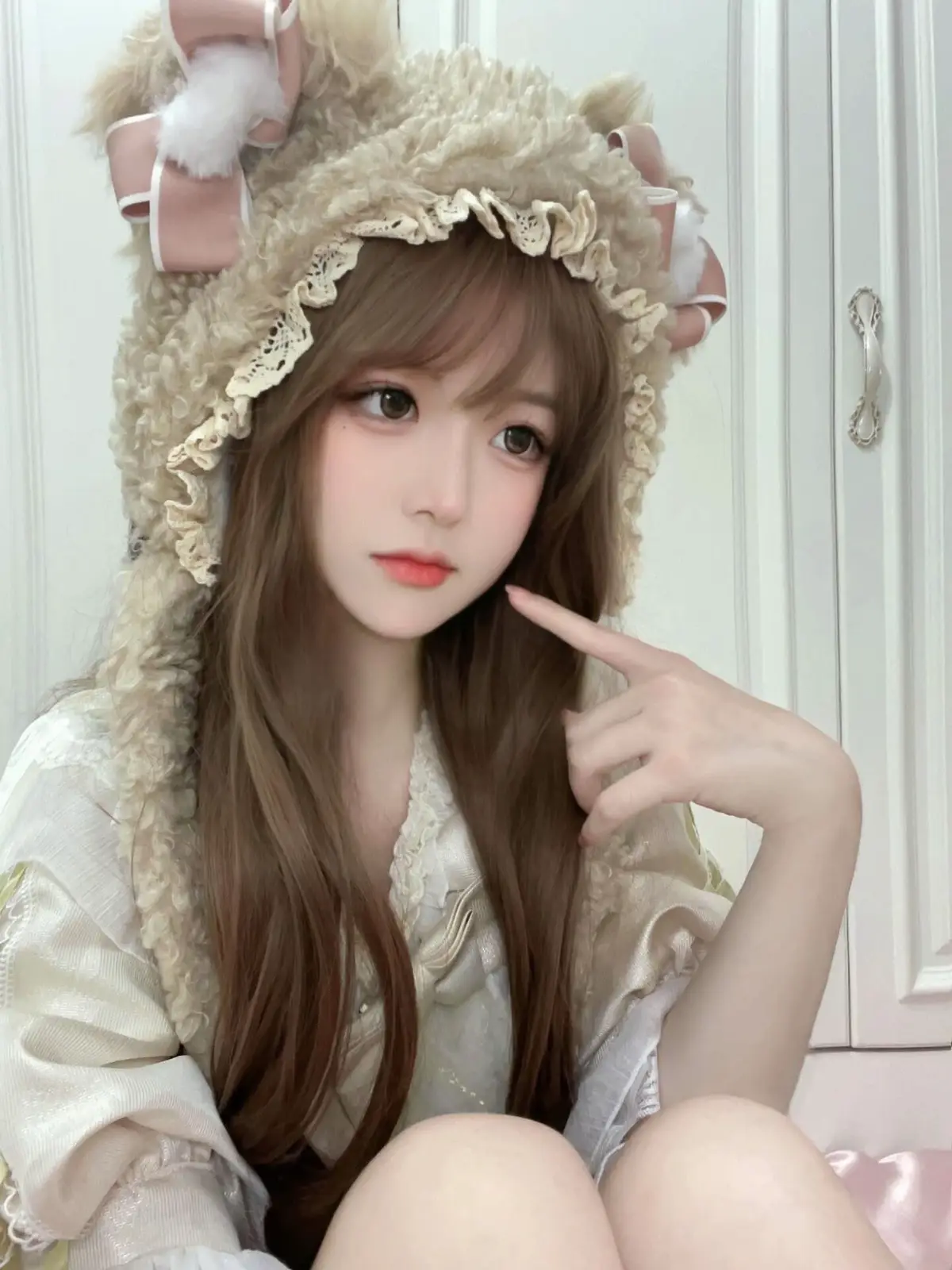 1Lợn cưới áo mới Có anh tính hay khoe của. Một hôm, may được cái áo mới, liền đem ra mặc, rồi đứng hóng ở cửa, đợi có ai đi qua người ta khen. Đứng mãi từ sáng đến chiều chả thấy ai hỏi cả, anh ta tức lắm. Đang tức tối, chợt thấy một anh, tính cũng hay khoe, tất tưởi chạy đến hỏi to: – Bác có thấy con lợn cưới của tôi chạy qua đây không? Anh kia liền giơ ngay vạt áo ra, bảo: – Từ lúc tôi mặc cái áo mới này, tôi chẳng thấy con lợn nào chạy qua đây cả! 2Treo biển Ở một cửa hàng bán cá làm cái biển, đề mấy chữ to tướng: ”Ở đây có bán cá tươi” . Vừa treo biển lên, có người qua đường xem, cười bảo: – Nhà này xưa nay quen bán cá ươn hay sao mà bây giờ lại phải đề biển là “bán cá tươi”? Chủ cửa hàng nghe nói thế, xóa ngay chữ “tươi” đi. Hôm sau, có người khác đến mua cá, cũng nhìn lên biển, cười bảo: – Người ta chẳng nhẽ đến hàng hoa mua cá hay sao mà phải đề là “ở đây”! Chủ cửa hàng nghe nói, bỏ ngay hai chữ “ở đây” đi. Cách vài hôm lại có một người khác đến mua cá, cũng nhìn lên biển, cười bảo: – Ở đây chẳng bán cá thì bầy cá ra để khoe hay sao mà phải đề là “có bán”? Chủ cửa hàng nghe nói, lại bỏ ngay hai chữ “có bán” đi. Thành ra treo trên biển chỉ còn mỗi một chữ “cá”. Anh ta nghĩ bụng chắc từ bây giờ không còn ai bắt bẻ [3] gì nữa. Vài hôm sau, người láng giềng sang chơi, nhìn lên biển, nói: – Ôi dào, chưa đi đến đầu phố đã ngửi thấy mùi tanh. Đến gần nhà thấy đầy những cá, ai chẳng biết là bán cá mà còn phải đề biển làm gì? Thế là nhà hàng cất luôn nốt cái biển đi. #tramcamxuc #baihoccuocsong  #thongdiepcuocsong .#tramnoibuon #cuocsongthuongngay  #chuyennha #chuyenvanphong #chuyennhatrongoi #chuyenphongtro #chothuexetai #chuyennhagiare #thaodomatbang #chuyendogiare #Chuyển_Nhà_Trọn_Gói #Chuyển_Văn_Phòng_Trọn_Gó #Sonhoa  #binhduong #dongnai #tphcm #longan  #Chở_Tủ_Lạnh #Chở_Máy_Giặt #Giá_Rẻ #Uy_Tín #Chuyên_Nghiệp #bocxepgiare  #chuyennhatphcm #kentranbocxep #TPHCM DV Bốc xếp ken trần #chuyểnnhà0822499992  #xhuong #cosplay #coser #douyin #tramcamxuc抖音 #tramcamxuc💔