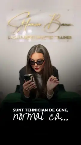 💬 Hai să vedem cât de departe ducem seria asta! Începem noi: Suntem tehnicieni de gene, normal că… uneori suntem și detectivi part-time în story-urile clientelor… e adevărat?🕵️‍♀️📲 Clienta postează un story? Noi vedem: ➡️ „un fir ieșit din linie” ➡️ „o extensie rebelă în colțul extern” ➡️ „semnul clar că a dormit pe partea greșită!” 😂 Dar nu e stalking, e muncă de teren digitală.😎📝  👉 Continuă și tu:  Sunt tehnician de gene, normal că…👁️✨ #extensiigene #stalker #tehniciangene #barhat #funny @stefaniaeyelashes  