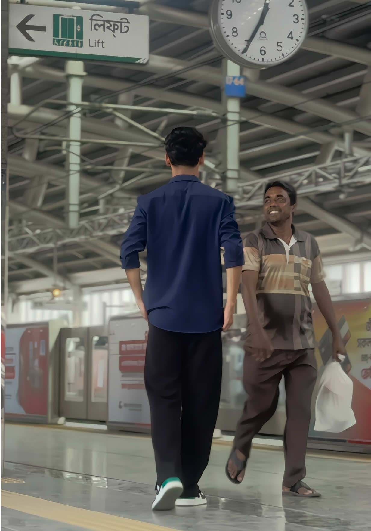 শেষ ট্রেনে ঘরে ফিরবো না না না !!! 🫠 #whotuhin #banglasong #metrorailbangladesh #dhaka #tuhin 