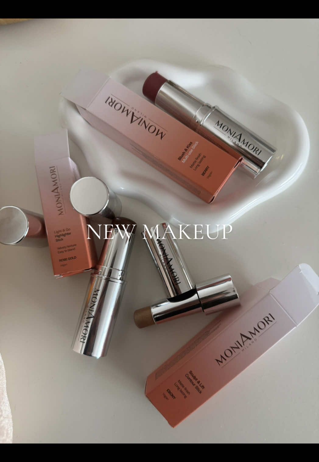 ✨ ÚJDONSÁGOK! ✨ Kontúr stick • Pirosító stick • Highlighter stick 💄 Mindhárom 3 gyönyörű árnyalatban elérhető 💋 Tökéletes a ragyogó, friss és természetes megjelenéshez 🌸 💌 Bővebb infóért dobj egy üzenetet! 💕#moniamori #smink #makeup #magyartiktok #ajánlás 