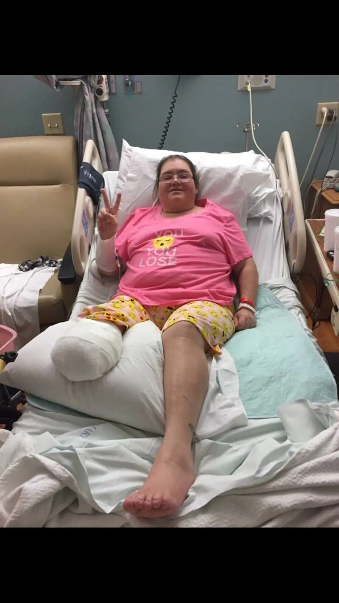 Here’s to me—for showing up, standing tall, and never backing down. Even when it felt like I had no one in my corner, I kept going. I rise, I fight, I grow. I’m not done yet, and I won’t stop now. This strength? It’s mine. I earned it.#staygroovy✌🏻💚 #todaysvictory #fyp #positivemindset #amputeestrong 