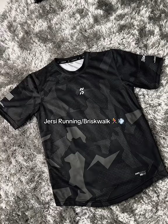 Simple pero astig! 💥 Ang sports shirt na ‘to may modernong estilo na bagay sa kahit anong OOTD 😎 Magaan, komportable, at swak sa araw-araw na galaw mo! 🏃‍♂️🔥 #SportsShirt #ModernStyle #OOTD #Streetwear #Jersey #FYP #MensFashion #ComfyWear