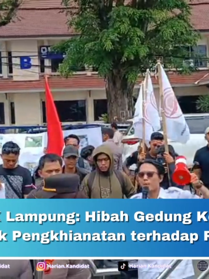 HARIANKANDIDAT.CO.ID - Rencana Pemerintah Kota Bandar Lampung memberikan hibah sebesar Rp60 miliar untuk pembangunan gedung baru Kejaksaan Tinggi (Kejati) Lampung menuai berbagai tanggapan. Meski sebagian pihak menilai kebijakan itu tidak mendesak, pembangunan gedung Kejati dinilai penting untuk memperkuat pelayanan hukum dan meningkatkan kapasitas lembaga penegak hukum di daerah. Pemerintah kota menilai keberadaan gedung Kejati yang representatif akan menunjang penegakan hukum dan tata kelola pemerintahan yang bersih.  Perkumpulan Gerakan Kebangsaan (PGK) Provinsi Lampung menilai pemberian dana hibah sebesar Rp60 miliar dari Pemerintah Kota Bandar Lampung untuk pembangunan gedung baru Kejaksaan Tinggi (Kejati) Lampung merupakan langkah yang tidak berpihak pada kepentingan masyarakat. Ketua PGK Lampung Berly Reastama menyebut dalam orasi nya , kebijakan tersebut tidak memiliki urgensi di tengah banyaknya persoalan publik yang lebih mendesak untuk diselesaikan oleh pemerintah daerah. 