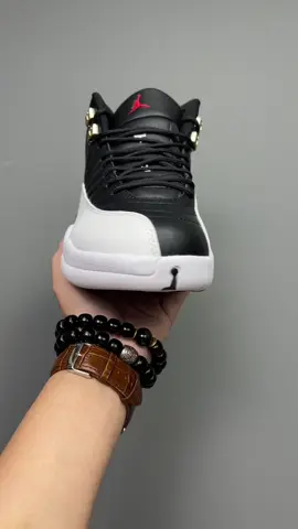 Air Jordsn 12 black white