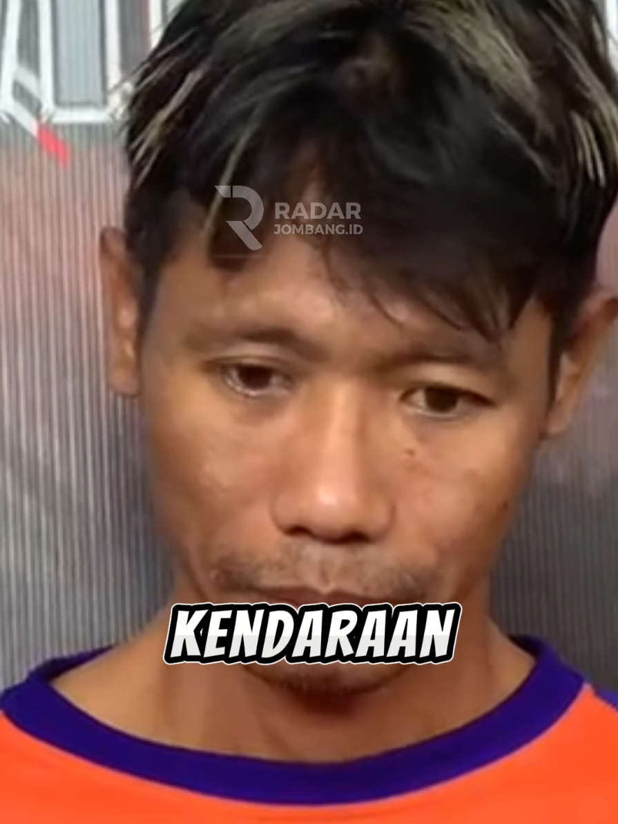 RESIDIVIS PENIPU JUAL BELI KAMBING DIBEKUK! Mahendra Saputra, 42, warga Mojowarno, Jombang, kembali berurusan dengan polisi. Pria ini menipu penjual kambing asal Kediri dan membawa kabur 8 ekor kambing!  Tim Satreskrim Polres Jombang akhirnya membekuk Mahendra di Nganjuk, lengkap dengan kambing hasil kejahatannya. Ternyata, ini bukan pertama kalinya dia beraksi — pelaku sudah dua kali keluar-masuk penjara!  Kini Mahendra dijerat pasal penipuan dan penggelapan, dengan ancaman 4 tahun penjara. _______________________________________ Berita selengkapnya silakan klik radarjombang.id jombangbanget.jawapos.com desakita.co Info PP, Endorsment dan Iklan dan langganan koran bisa Call / Chat WA : 0813 3661 0001