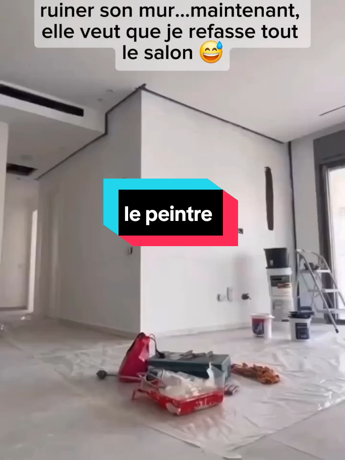 Elle pensait que j’allais ruiner son mur… maintenant, elle veut que je refasse tout le salon 😅 #artisanfrançais #peinturemurale #chantier #rénovation #décoration 