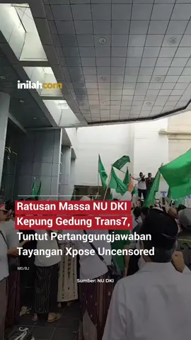 Ratusan pengunjuk rasa dari Pengurus Wilayah Nahdlatul Ulama (PWNU) DKI Jakarta dan para alumni pesantren menggelar aksi di depan Gedung Transmedia, Jalan Kapten Pierre Tendean, Mampang Prapatan, Jakarta Selatan, Rabu (15/10/2025). Aksi itu merupakan bentuk protes atas tayangan program Xpose Uncensored yang ditayangkan Trans7 pada 13 Oktober lalu, karena dianggap melecehkan kehidupan pesantren, santri, dan para kiai, khususnya KH. Anwar Manshur dari Pondok Pesantren Lirboyo, Kediri, Jawa Timur. Dengan mengibarkan bendera hijau NU dan membawa spanduk bertuliskan “Menciderai Marwah Pesantren, Tangkap Direksi Trans7” serta “Boikot Trans7”, massa memadati kawasan Tendean sejak pukul 09.00 WIB.  Mereka berselawat, menyanyikan Mars NU, hingga lagu Indonesia Raya diiringi mobil komando yang melintas dari arah Gatot Subroto. - Selengkapnya kunjungi website dengan klik link di bio atau download aplikasi di Appstore dan Google Play Store. #Pesantren #BoikotTrans7 #NU #TitikTengah #titikcerah 
