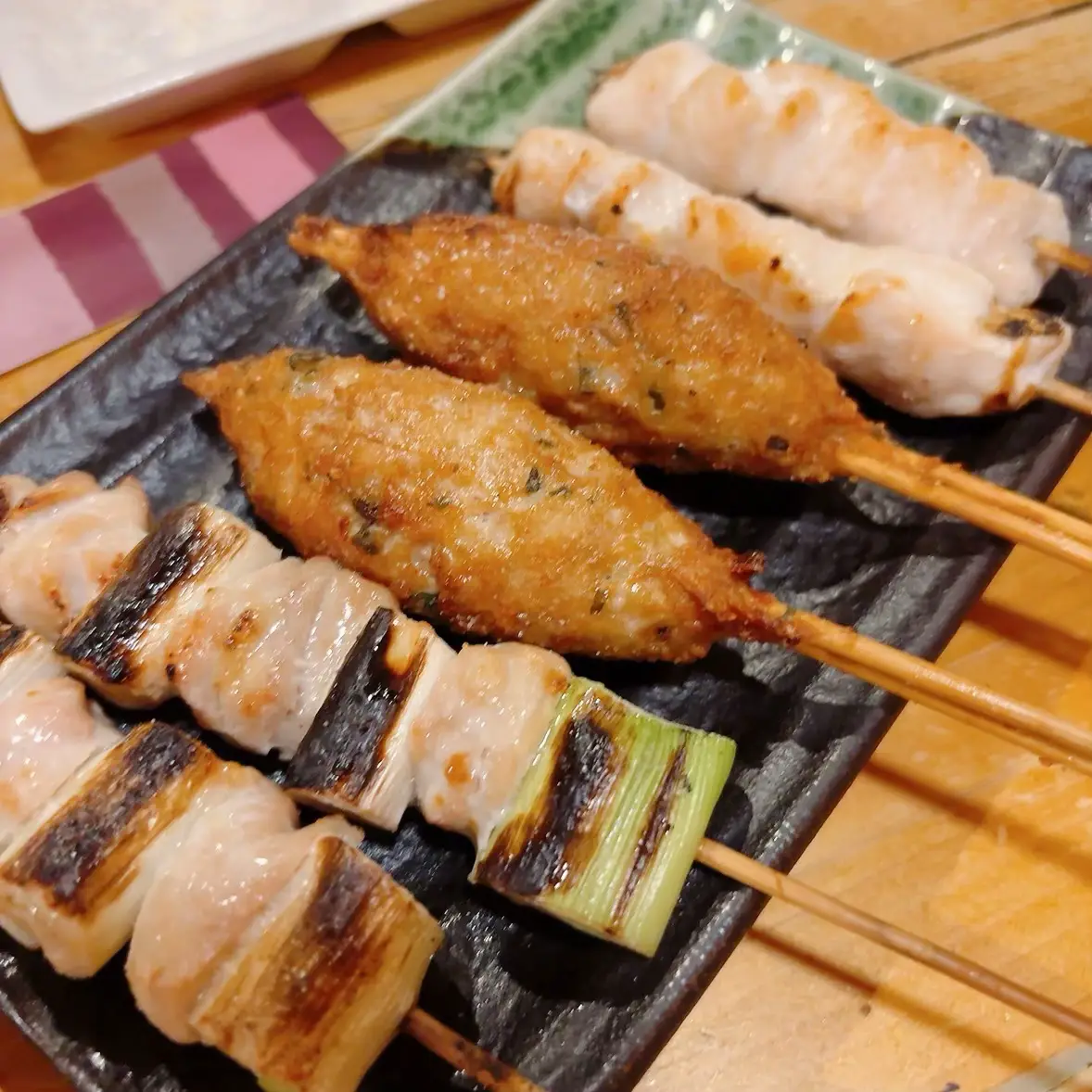 .*･♡°+°･♡*..*･♡°+°･ ⁡ ⁡ 錦糸町駅からすぐの便利な場所にある「鳥錦 錦糸町店」に伺いました ⁡ アクセスが抜群で、仕事帰りや友人との集まりにも立ち寄りやすいお店です。 ⁡ 名前に“完全個室”とありますが、実際には壁や仕切りで区切られた半個室スタイルで、周囲を気にせずゆったり過ごせる雰囲気でした。 ⁡ お客さんがひっきりなしに来店していて、人気の高さが伺えます。 ⁡ 今回はコース料理を利用しましたが、ボリュームがかなりあり、満足感たっぷり。 ⁡ 前菜からメイン、締めまでバランスよく構成されていて、中でも焼き鳥は香ばしくジューシーで特に印象的でした。 素材の良さが伝わる味わいで、お酒との相性も抜群です。 ⁡ お酒の提供スピードも非常に早く、スタッフの対応もスムーズ。 飲み放題の種類はやや少なめではありますが、特にこだわりがなければ十分楽しめる内容です。 ⁡ 締めのそばとデザートも美味しく、最後まで満足できる内容でした。 ⁡ 落ち着いた照明と仕切りで作られた空間は、友人同士の食事や仕事帰りの飲み会、デートなどにもぴったり。  ⁡ 錦糸町でゆっくりごはんを楽しみたい人におすすめの一軒です。 ⁡ #錦糸町グルメ #鳥錦 #居酒屋 #駅チカ #焼き鳥              
  
 
   