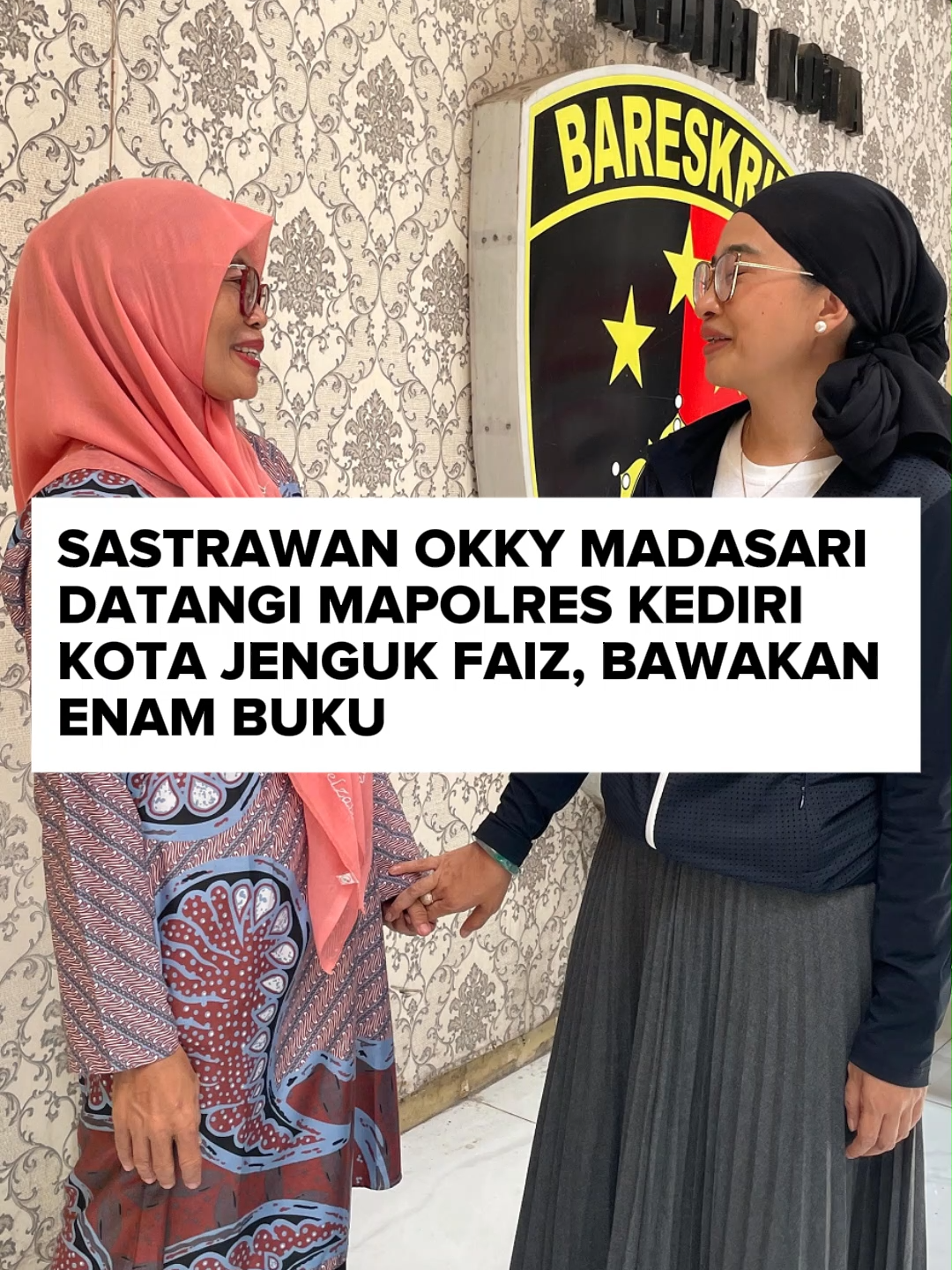 Penetapan tersangka Ahmad Faiz, 19, dalam dugaan kasus provokasi media sosial oleh Polres Kediri Kota menjadi sorotan banyak pihak. Salah satunya adalah Okky Madasari, seorang sastrawan dan sosiolog Indonesia. Perempuan yang akrab disapa Okky itu mengunjungi Faiz, 19, tersangka provokasi media kemarin. Bersama timnya dia bertemu dengan tersangka dan memberikan beberapa buku bacaan karyanya. Ia mengaku datang ke sini rutan, Polres Kediri Kota, khusus untuk memelihara api keberanian untuk menulis dan daya pikiran kritis yang tidak boleh dibungkam. #radarkediri #viral #fyp #kediri24jam #jawapos