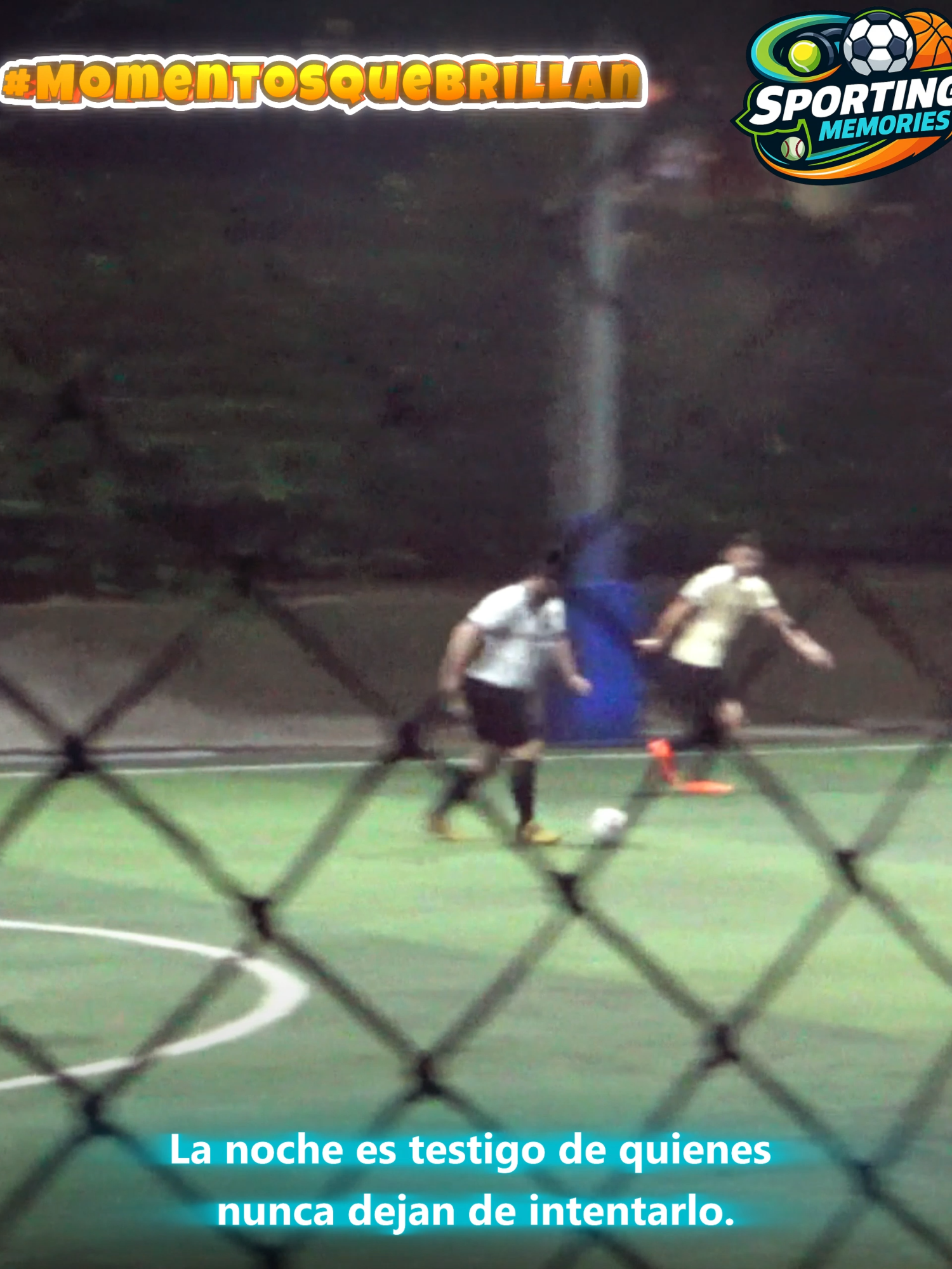 La noche es testigo de quienes nunca dejan de intentarlo. Entre el sudor y las risas, entre la caída y el grito, seguimos dejando todo en la cancha. Porque cada pase, cada atajada y cada gol cuentan más que el marcador: cuentan quiénes somos cuando nadie nos ve, cuando solo brillan las luces… y el corazón. #MomentosQueBrillan ✨ #BajoLasLuces #SportingMemories #JugamosConElAlma #PasiónEnLaCancha #NocheDeMejenga #SomosEquipo #EstiloSM